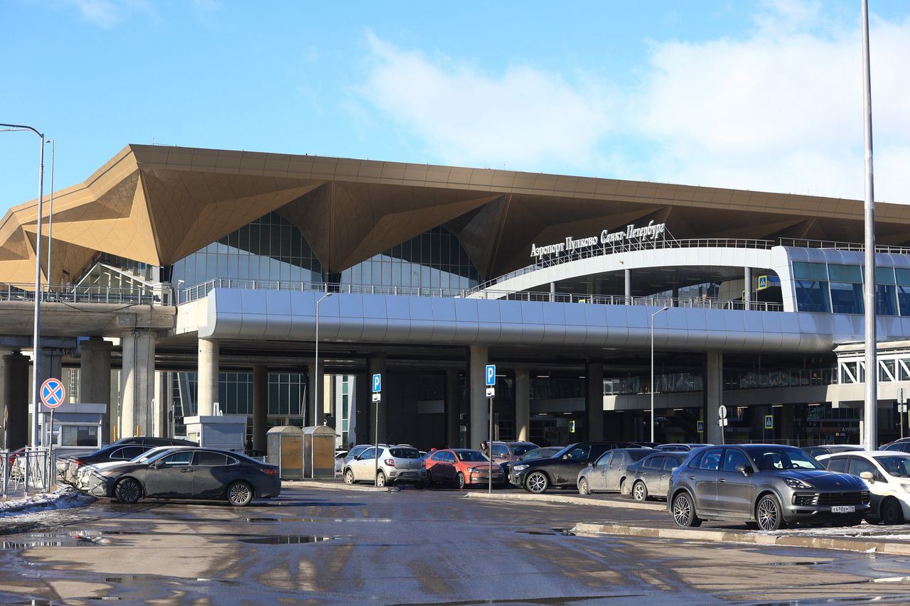 Security scare briefly halts flights at St. Petersburg airport