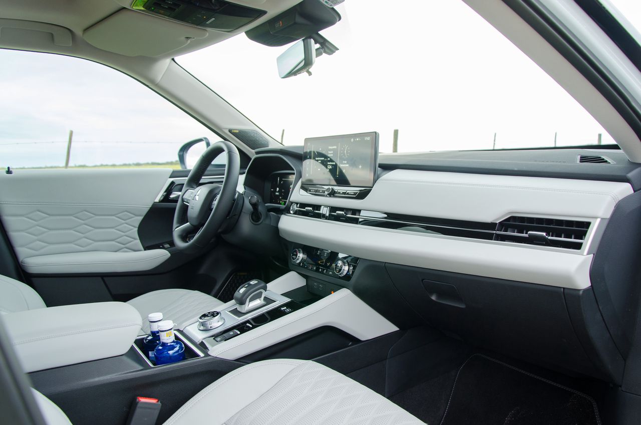 Mitsubishi Outlander PHEV (2025)