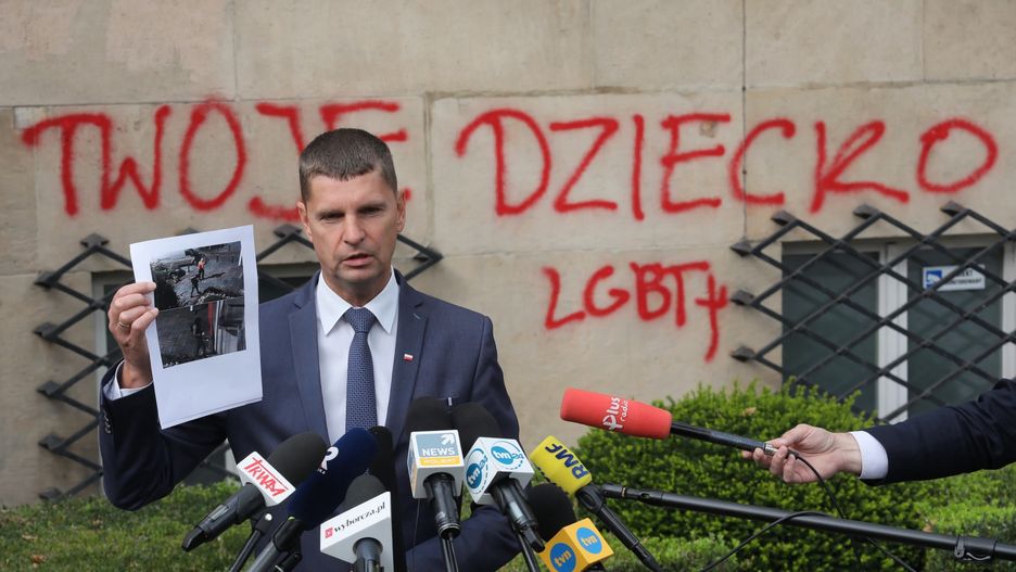 Napisy na gmachu MEN. Dariusz Piontkowski: to idioci i barbarzyńcy