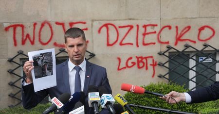Napisy na gmachu MEN. Dariusz Piontkowski: to barbarzyńcy i idioci