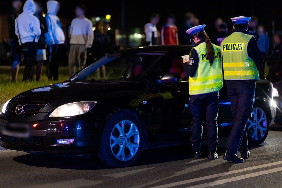 Tysiąc samochodów na nielegalnym nocnym zlocie pod Poznaniem