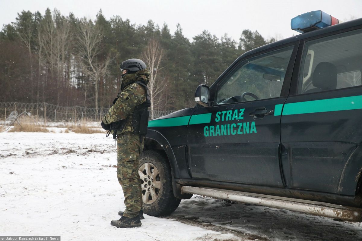 55 migrantów próbowało wejść do Polski. Żołnierz trafiony kamieniem w twarz 