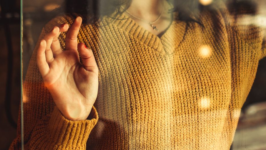 Sweter z dekoltem w serek to świetny wybór dla pań z dużym biustem