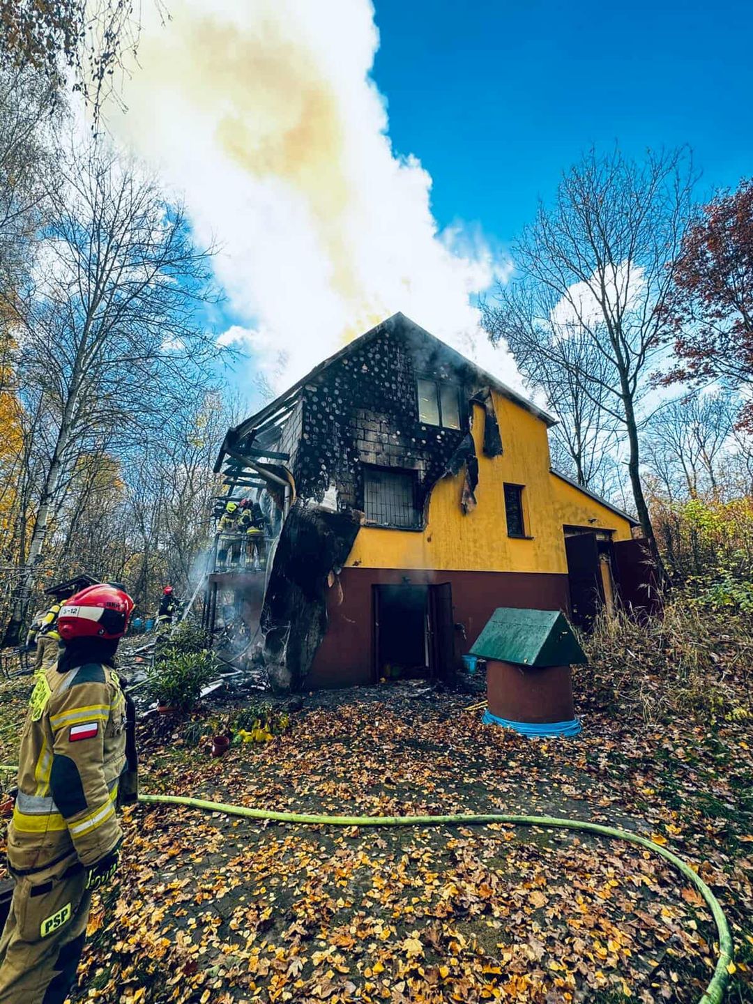 Pożar domu w Motyczu. Z żywiołem walczyło 10 zastępów strażaków, spłonęły zwierzęta