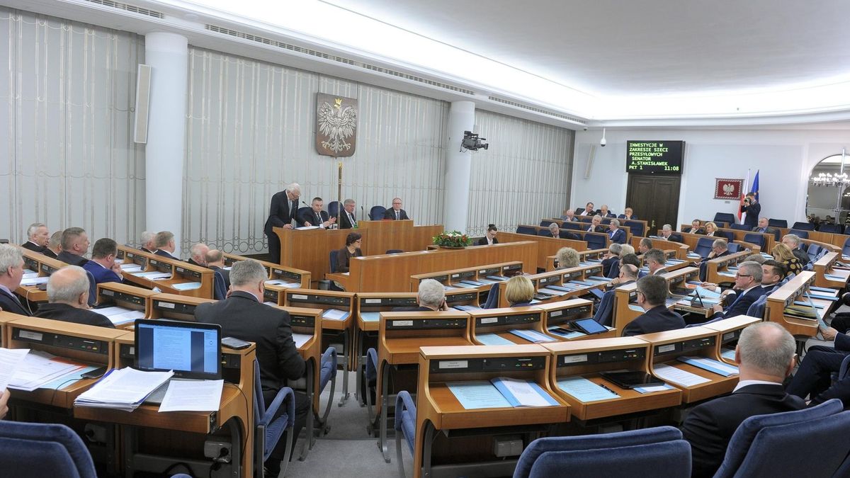 Senat obniża wynagrodzenia.