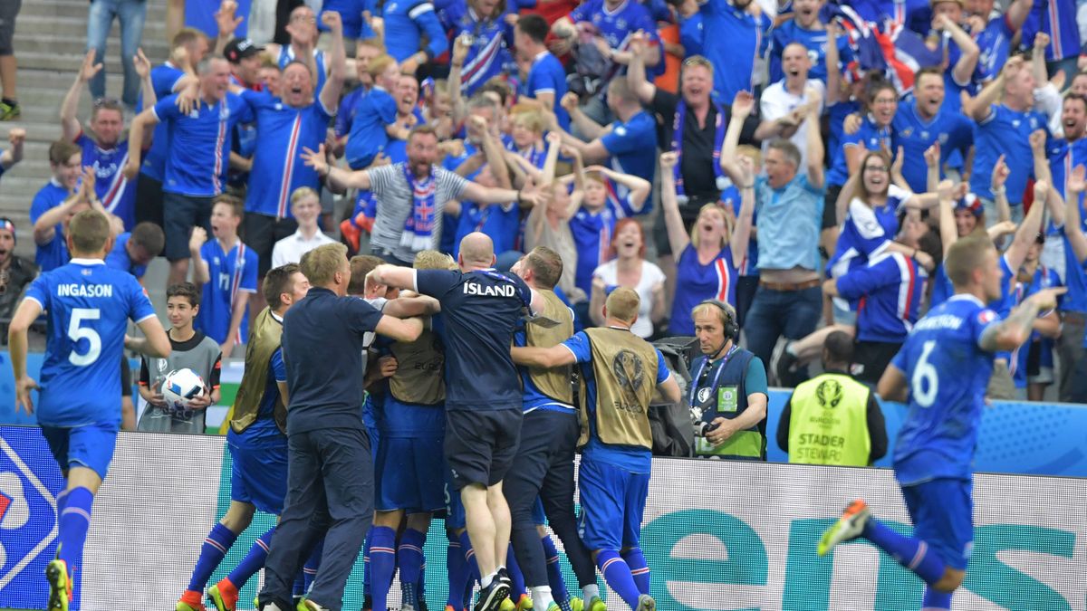 Radość Islandii po meczu z Austrią na Euro 2016
