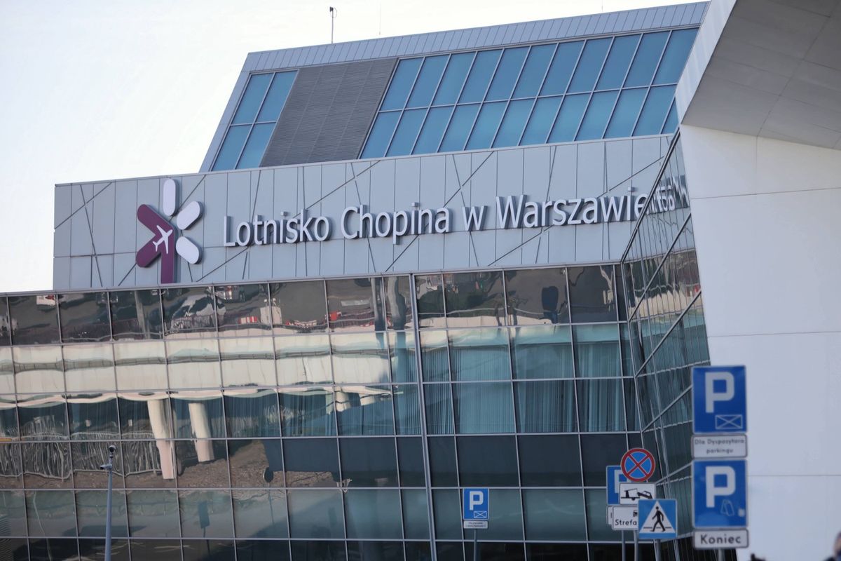 Warszawa. Na Lotnisko Chopina dzwonił mężczyzna, informując o ładunkach wybuchowych w samolotach