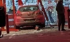 Opel wbił się w drzwi sklepu. Milimetry od tragedii