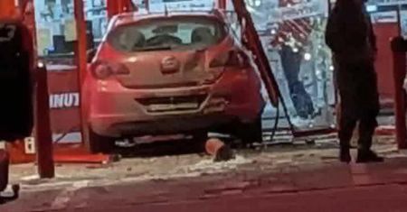 Opel wbił się w drzwi sklepu. Milimetry od tragedii