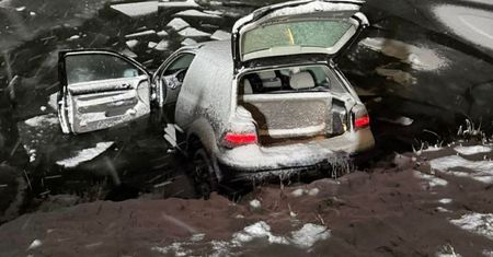 Izbica: Groźna kolizja. Auto stoczyło się do stawu
