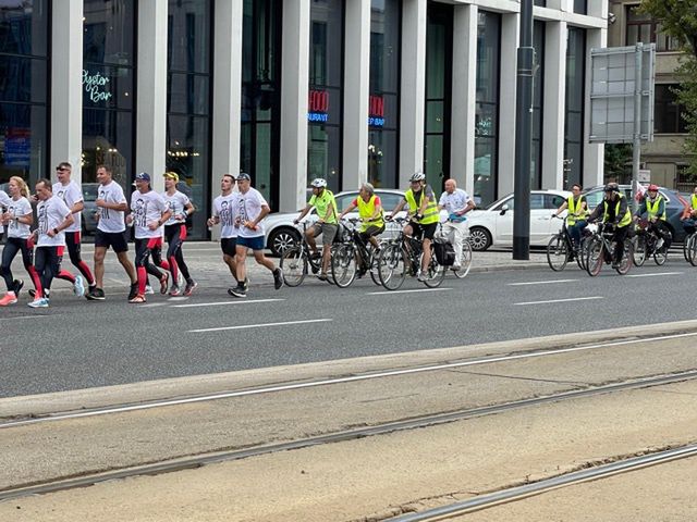 Warszawa. Biegnący pielgrzymi. Ze Śląska przybyli do grobu Popiełuszki