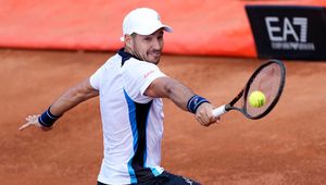 Wpadł w szklane drzwi i trafił do szpitala. Dramat na meczu Pucharu Davisa