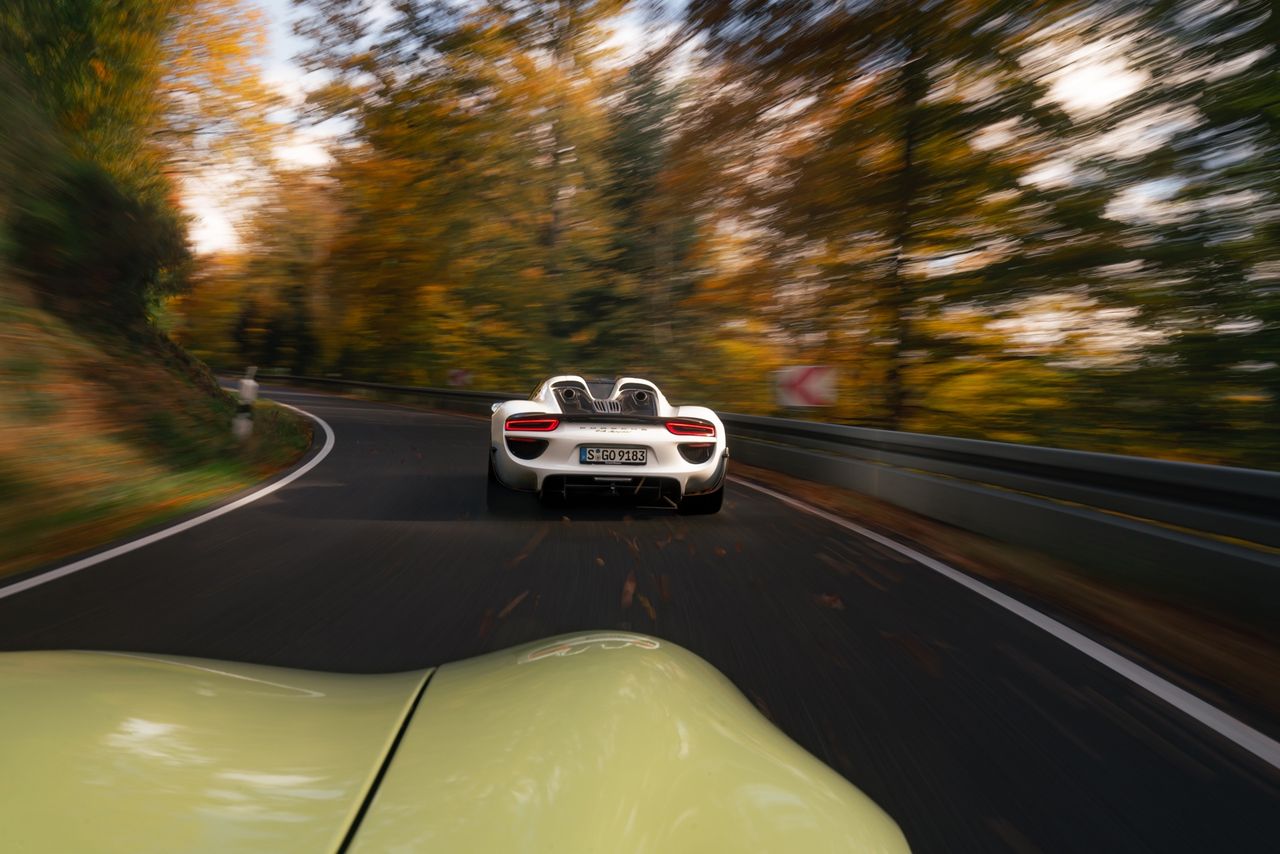 Porsche 918 Spyder vs Porsche 911 Carrera 4 GTS