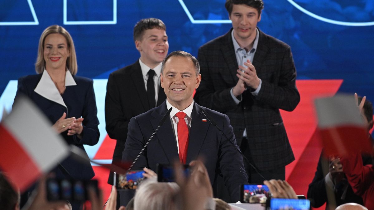 Karol Nawrocki z rodzin�
Warszawa, 01.06.2025. Wybory prezydenta RP - II tura. Kandydat Komitetu Obywatelskiego, popierany przez PiS prezes IPN Karol Nawrocki (front) z �on� Mart� (L) oraz synami Antonim (C) i Danielem (P) w swoim sztabie wyborczym, 1 bm. w Warszawie. Zako�czy�o si� g�osowanie w II turze wybor�w prezydenta RP. (mr) PAP/Marcin Obara
Marcin Obara
II, II tura, koniec ciszy wyborczej, prezydenckie, prezydenta rp, reakcja, reakcje, sztab, wybory, wynik, polityk, wiecz�r wyborczy