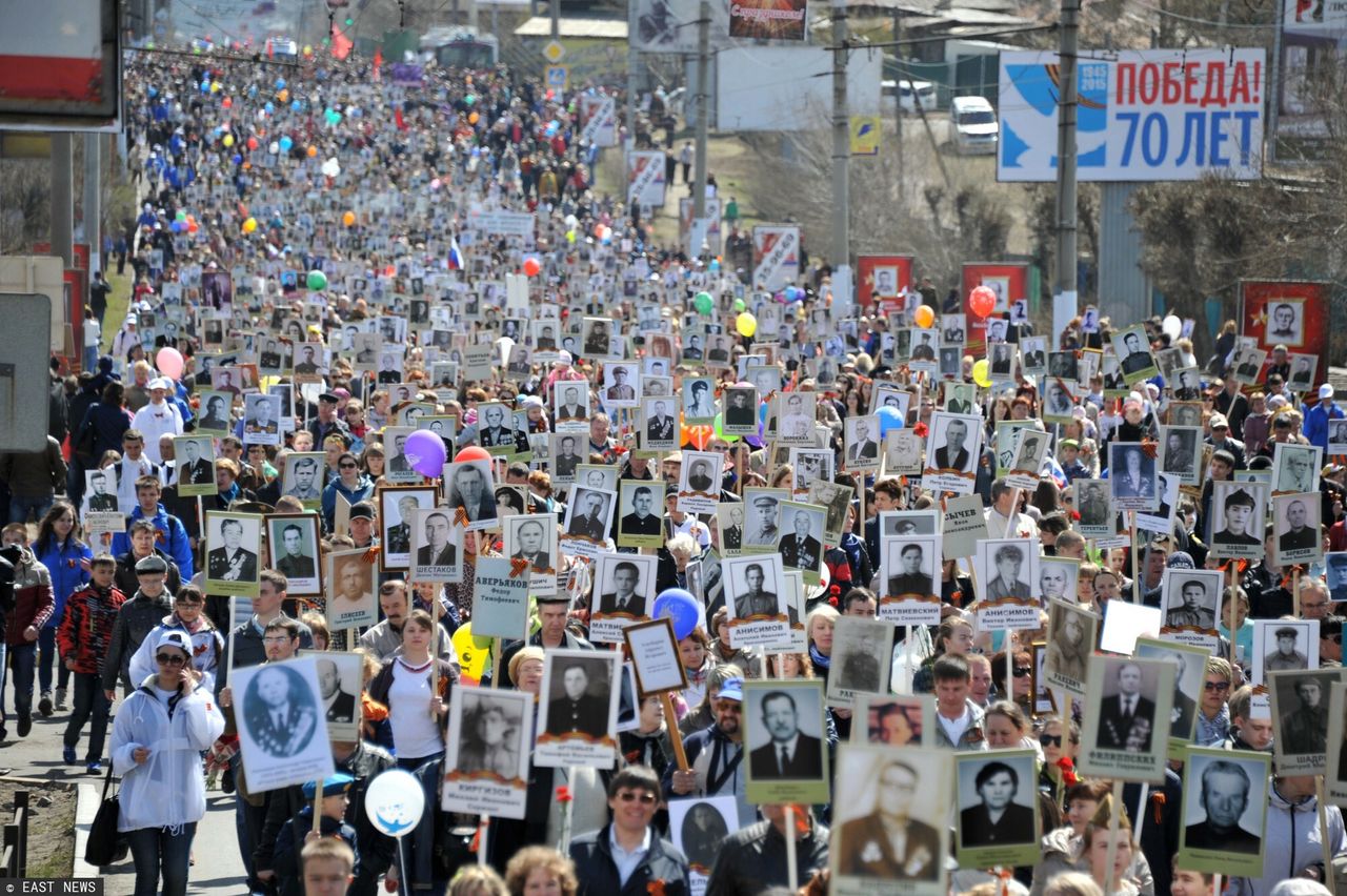 Moskwa, Rosja, 09.05.2015 r. "Nieśmiertelna armia" - potomkowie żołnierzy Armii Czerwonej niosą portrety swoich krewnych