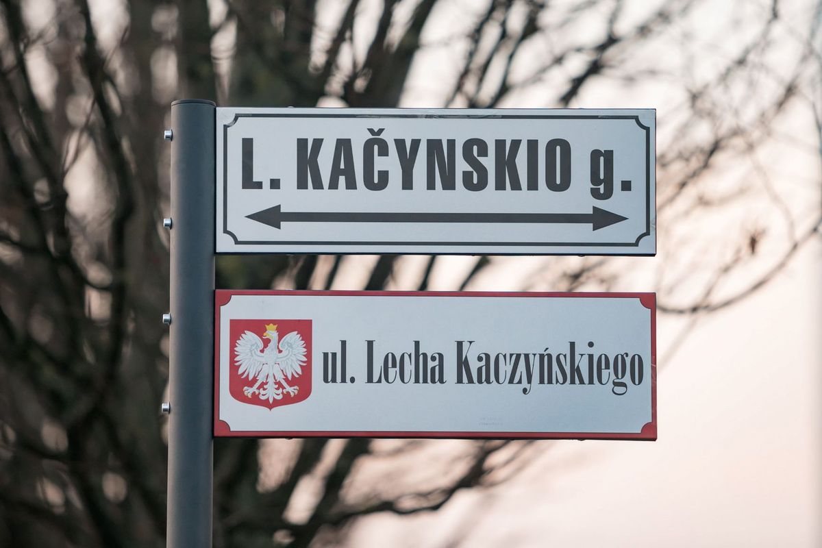 Wilno. Ulica Lecha Kaczyńskiego udekorowana polskimi tabliczkami