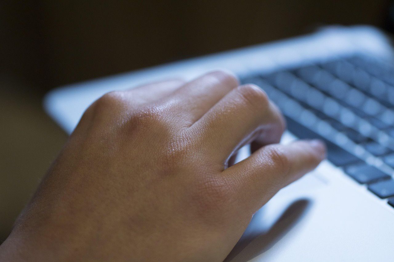 Dęblin: 72-latka straciła oszczędności, wierząc w fałszywą inwestycję. Policja ostrzega przed cyberoszustami