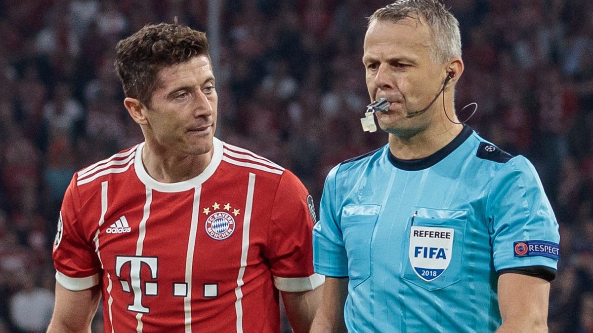 Newspix / EXPA/ Johann Groder / Na zdjęciu: Robert Lewandowski i sędzia Bjoern Kuipers