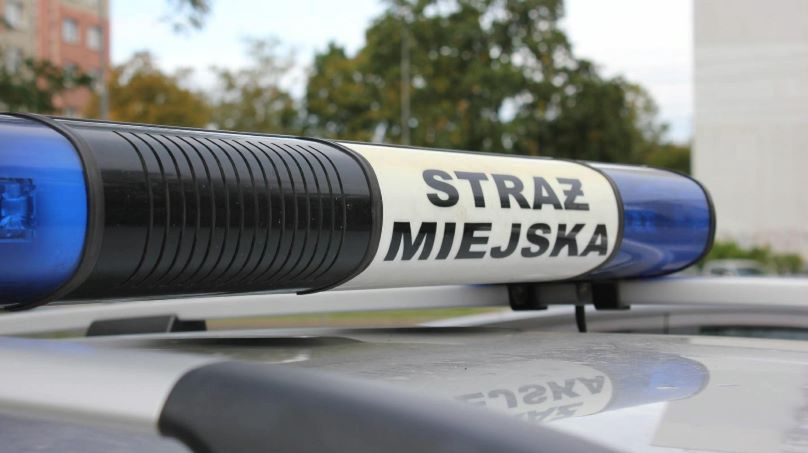 Usłyszała krzyki i niepokojące odgłosy. Kobieta zaalarmowała Straż Miejską i uratowała starszego mężczyznę