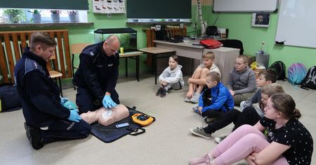 Warsztaty „pierwszej pomocy” w lubelskiej podstawówce. Uczniowie pod okiem policjantów uczyli się ratownictwa