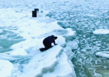 Niebezpieczna sytuacja w Mikoszewie. Szukał buta. Wokół szalały fale