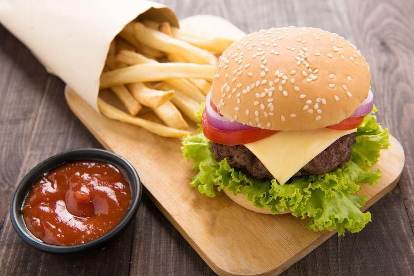 Hamburger z frytkami