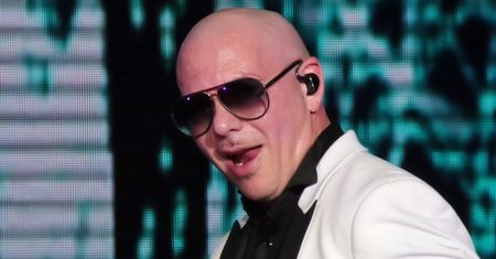 Zamieszanie z biletami na koncert Pitbulla w Polsce. "Przede mną było 11 TYSIĘCY OSÓB w kolejce". Co z cenami?