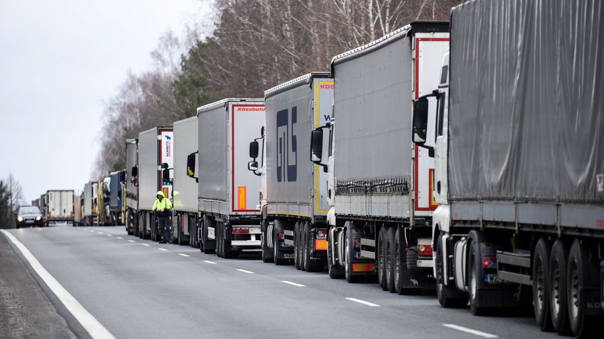 Kolejka tir�w do granicy polsko-bia?oruskiej w Koroszczynie
Fot. Krzysztof Radzki/East News, 22.02.2023. Koroszczyn (woj. lubelskie). Kolejka tirow do granicy polsko-bialoruskiej w Koroszczynie, gdzie znajduje sie obecnie jedyne dzialajace przejscie towarowe z Bialorusia.
Krzysztof Radzki