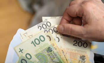 Kryminalni zatrzymali seniorów. Mieli oszukać 70-latka na 1,2 mln zł