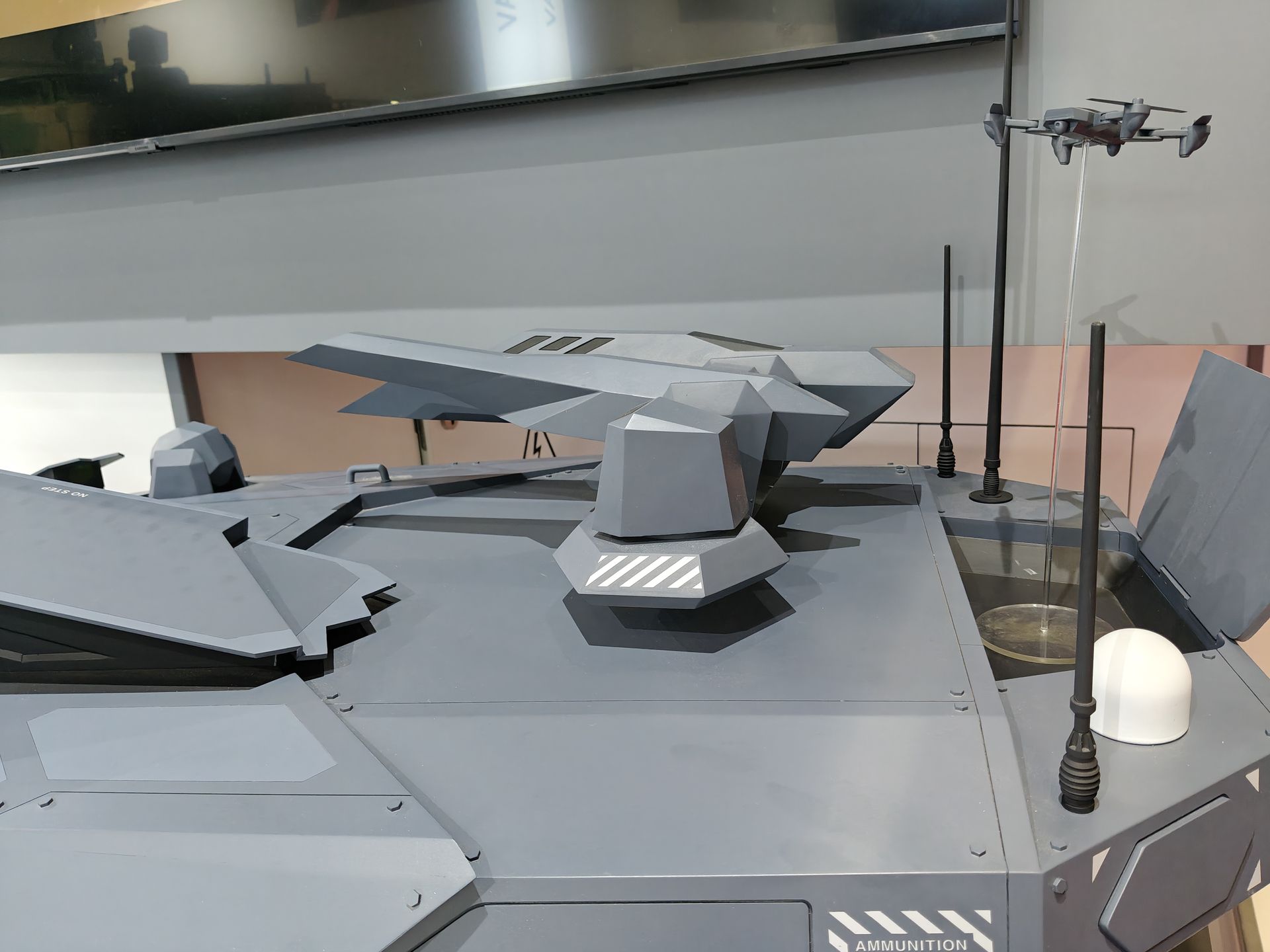 Południowokoreańska wizja następcy czołgu K2 z dronem i WRE.