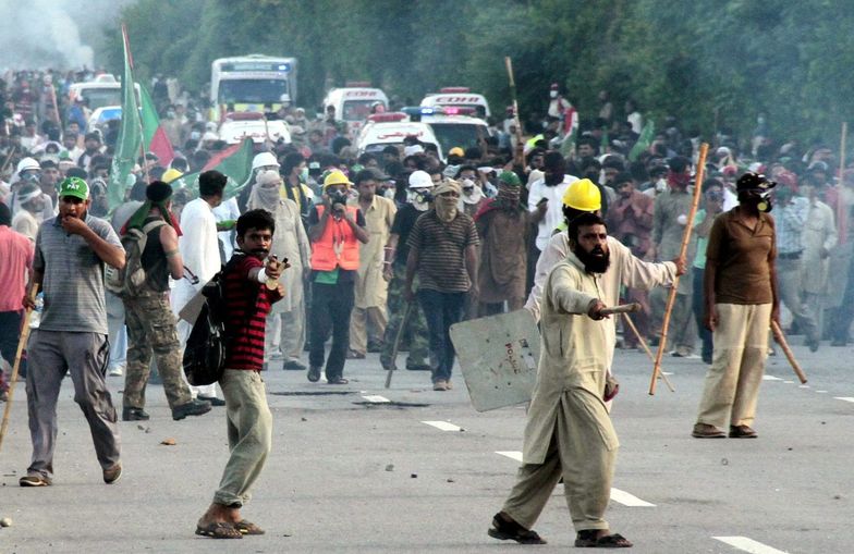 Masowe protesty w Pakistanie. Szturmowali siedzibę telewizji i premiera