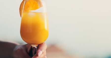 Napój pomarańczowy w proszku przygotowany z wodą
