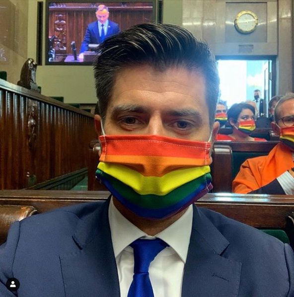 Krzysztof Śmiszek podarł na wizji projekt ustawy Kai Godek "Stop LGBT"