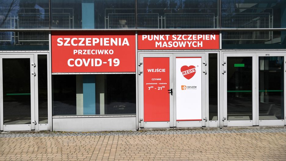 Dostawy szczepionek do Polski. MZ podaje liczby / Punkt szczepień w Rzeszowie