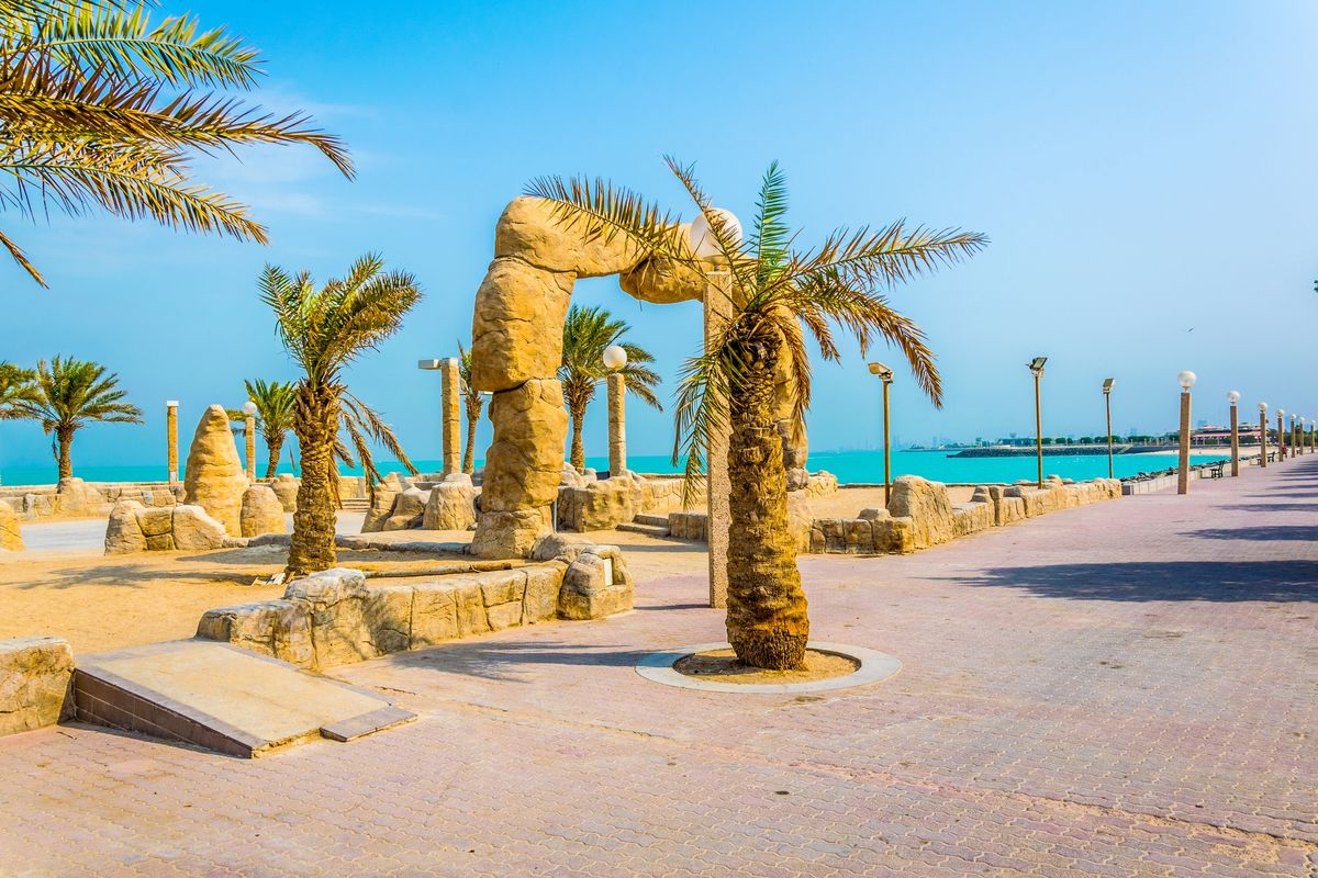 Kuwejt znajduje się na północno-zachodnim wybrzeżu Zatoki Perskiej