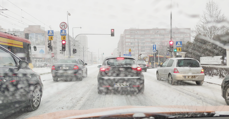 Śnieżyce w mieście. 4 rzeczy, na które trzeba szczególnie uważać