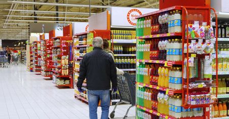 Czesi przyjeżdżają do nas na zakupy. Mieszkaniec Bogatyni wręcza im takie pisma