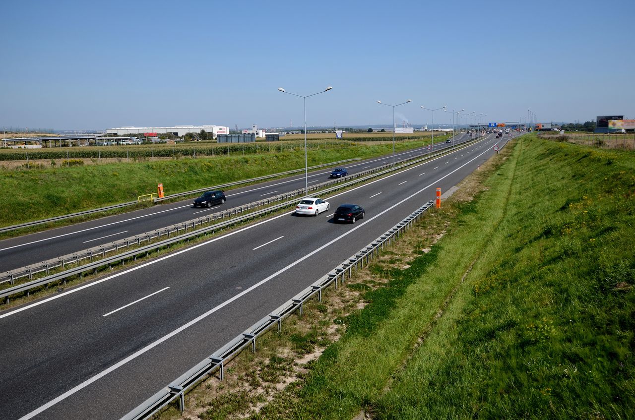 Montują siatki nad autostradami. Czemu mają one służyć?