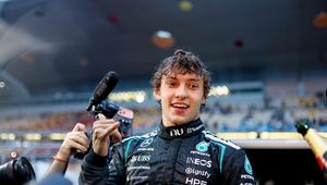 Wniesiony do padoku w oponach. Rewelacyjny 19-latek zachwyca F1