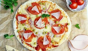 Pizza zero waste z szynką, pomidorami i zielonym groszkiem