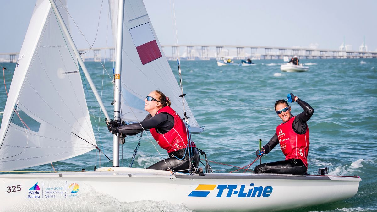 Agnieszka Skrzypulec (z prawej) i Irmina Mrózek Gliszczynska (z lewej) na jachcie olimpijskiej klasy 470