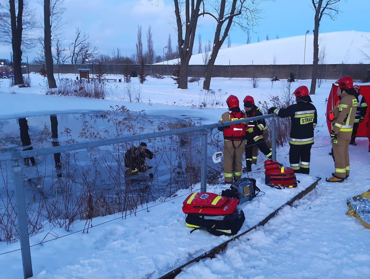 Słupsk. Wszedł na lód za swoim psem. Wyłowiono ciało 26-latka