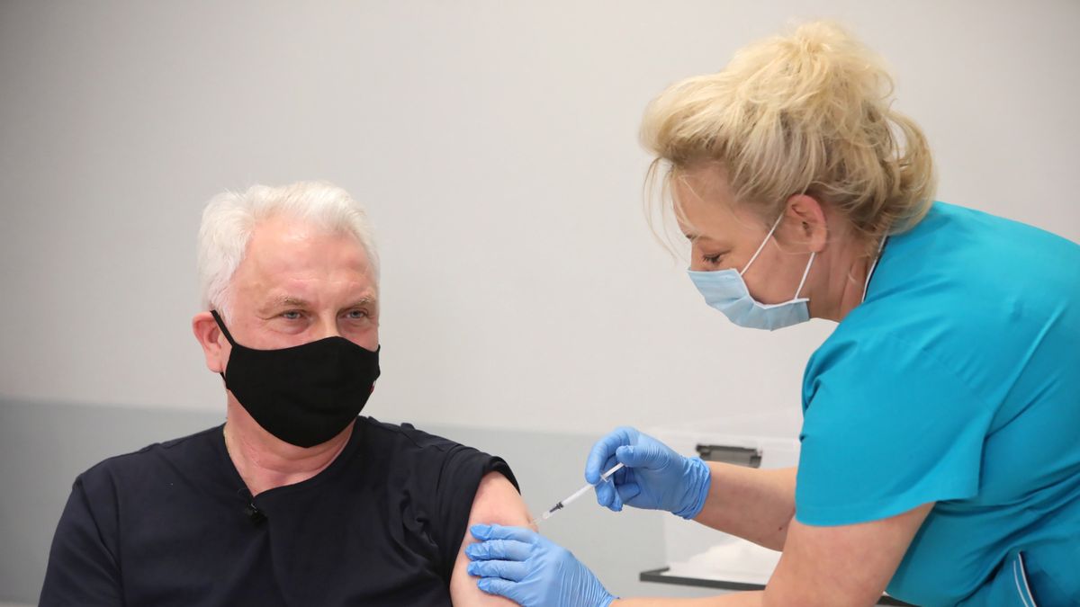 Waldemar Kraska podczas szczepienia