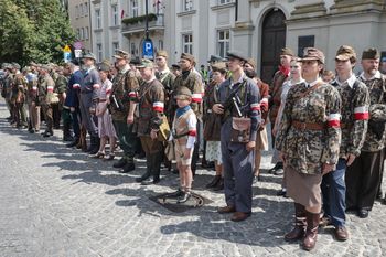 Warszawa: Śladami bohaterów. Odbyła się inscenizacja powstańczej defilady z 1944 roku