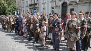 Warszawa: Śladami bohaterów. Odbyła się inscenizacja powstańczej defilady z 1944 roku
