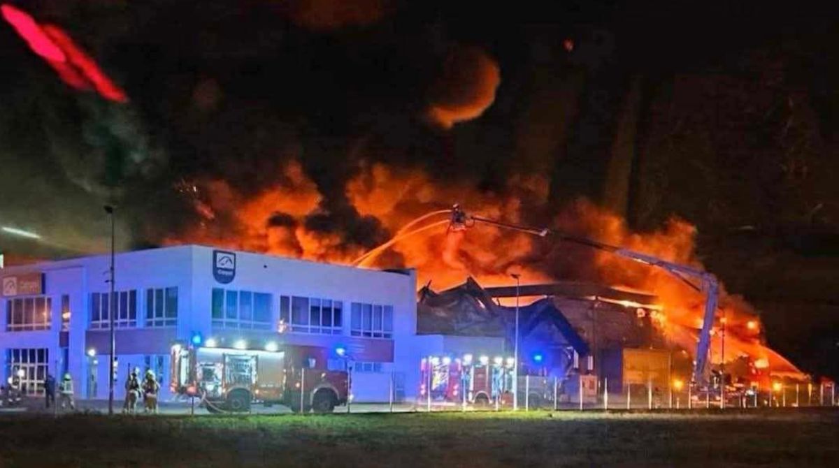 Potężny pożar hali pod Warszawą.