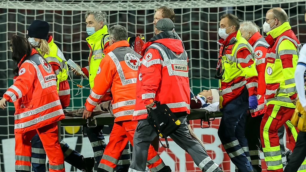 Zdjęcie okładkowe artykułu: Getty Images / Roland Krivec/DeFodi Images  / Na zdjęciu: Tom Krauss znoszony z boiska przez medyków