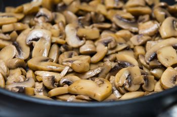 Przy smażeniu pieczarek dodaję kilka kropelek. Zachowują piękny, jasny kolor i jędrność