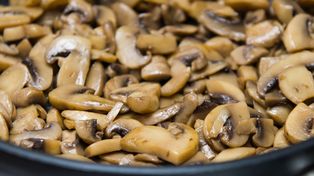 Przy smażeniu pieczarek dodaję kilka kropelek. Zachowują piękny, jasny kolor i jędrność