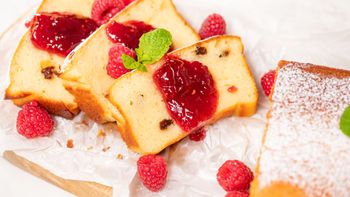 Przepis dnia na sernik z keksówki z malinowym akcentem. Idealne uzupełnienie do wielkanocnej kawy